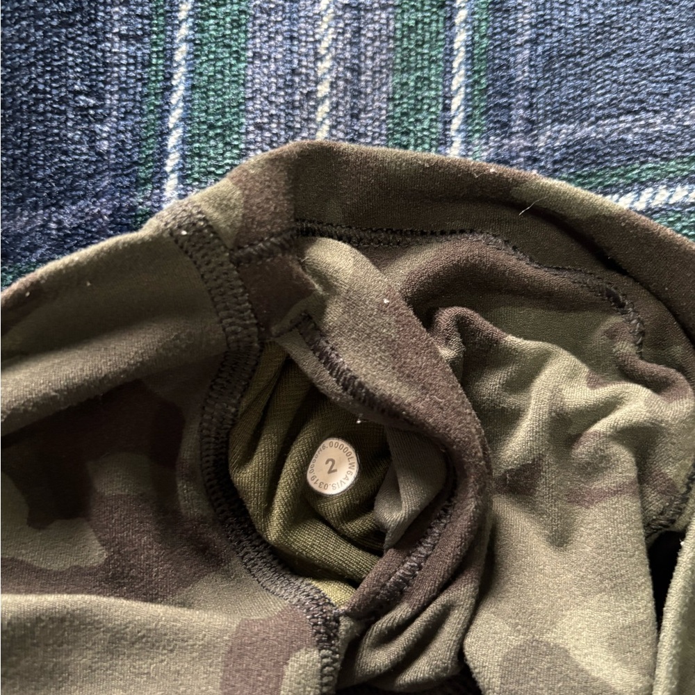 Lululemon camo Wunder Under leggings-size 2 - Picture 7 of 7